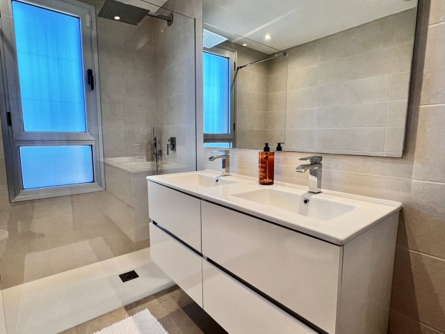 Adosado con 3 Dormitorios  en Estepona