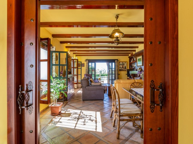 Villa con 4 Dormitorios  en Elviria