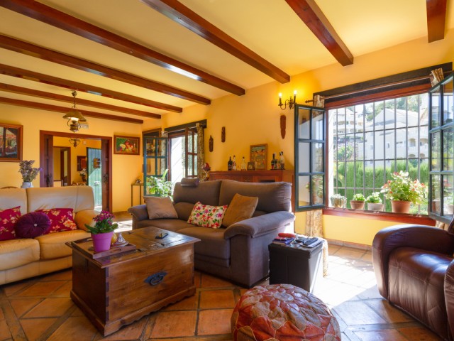 Villa con 4 Dormitorios  en Elviria