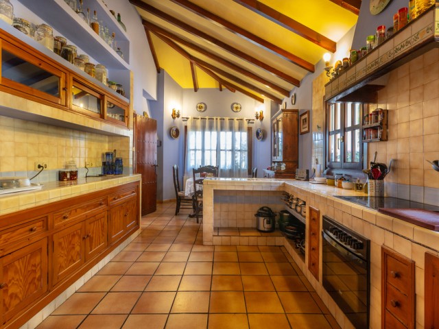 Villa con 4 Dormitorios  en Elviria