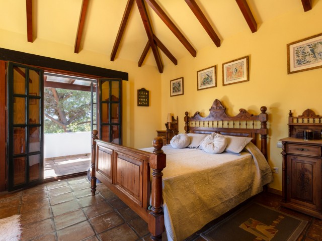 Villa con 4 Dormitorios  en Elviria