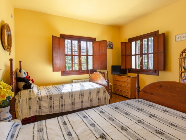 Villa con 4 Dormitorios  en Elviria