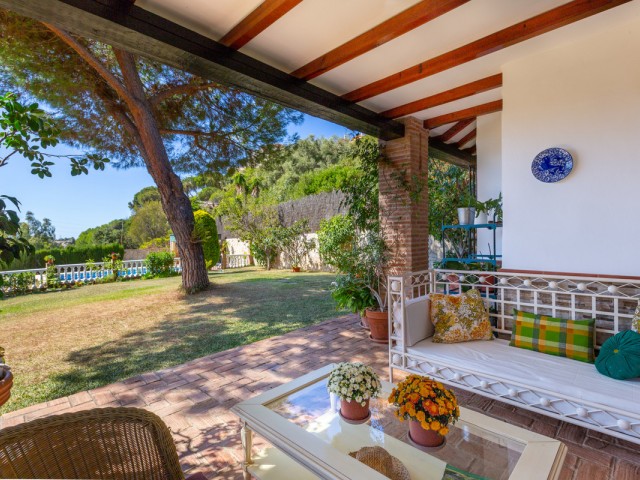 Villa con 4 Dormitorios  en Elviria