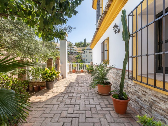 Villa con 4 Dormitorios  en Elviria