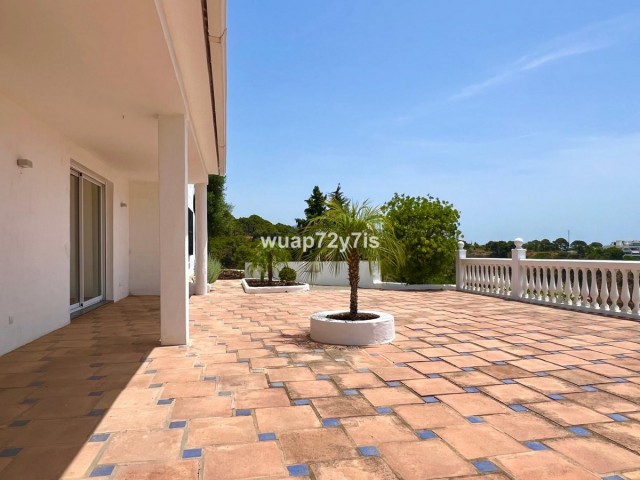 5 Bedrooms Villa in Estepona