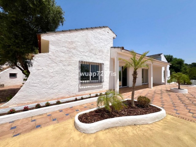 5 Bedrooms Villa in Estepona