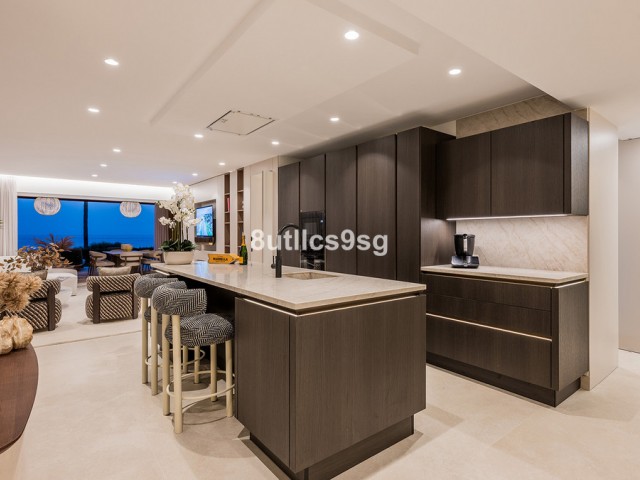 4 Bedrooms Apartment in Estepona