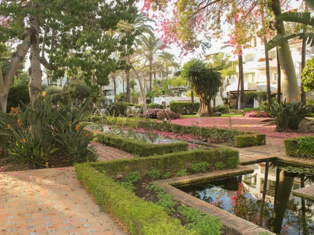 Apartamento con 2 Dormitorios  en Puerto Banús