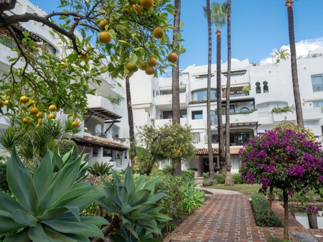 Apartamento con 2 Dormitorios  en Puerto Banús