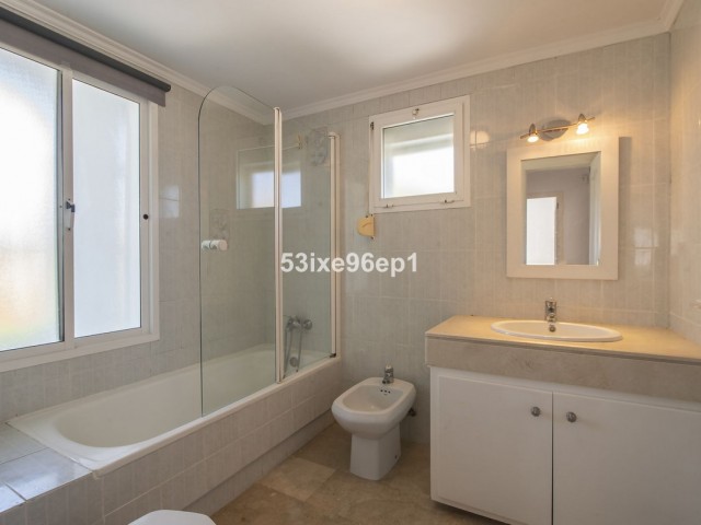 5 Bedrooms Villa in New Golden Mile