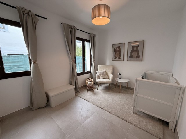 Adosado con 4 Dormitorios  en Estepona