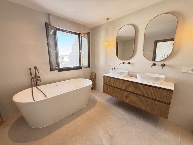 4 Makuuhuoneen Rivitalo Estepona