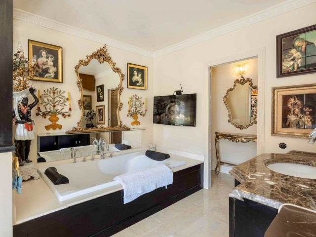 4 Bedrooms Apartment in Estepona