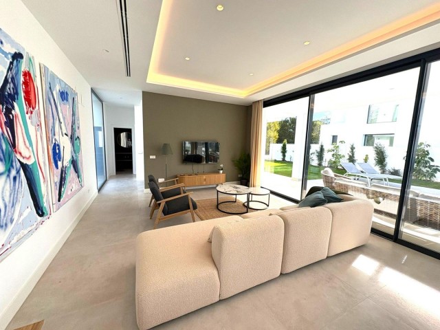 6 Bedrooms Villa in Estepona