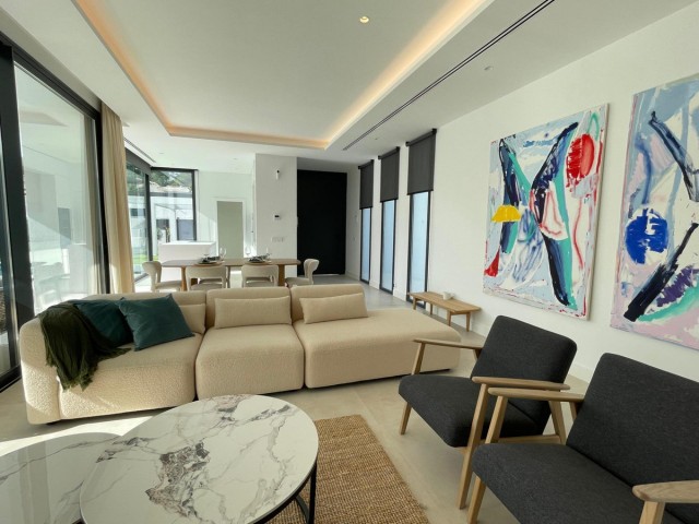 6 Bedrooms Villa in Estepona