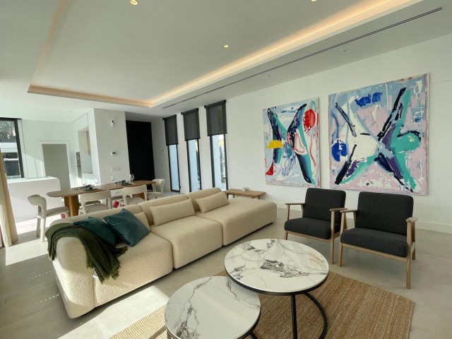 6 Bedrooms Villa in Estepona