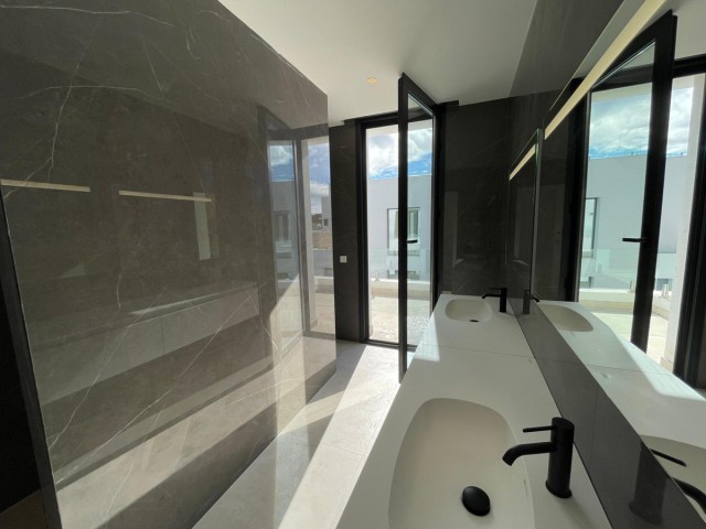 6 Bedrooms Villa in Estepona