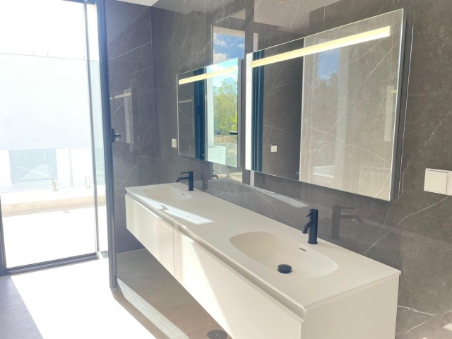 6 Bedrooms Villa in Estepona