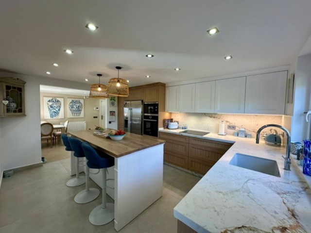 6 Bedrooms Villa in Estepona