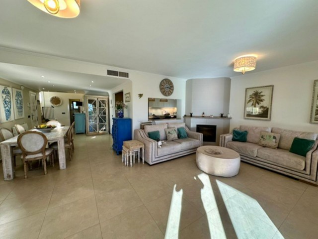 6 Bedrooms Villa in Estepona