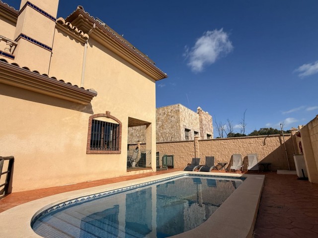 4 Bedrooms Villa in Torremolinos