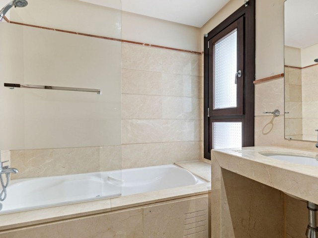 Adosado con 4 Dormitorios  en Benahavís