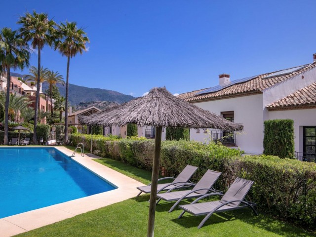 Adosado con 4 Dormitorios  en Benahavís