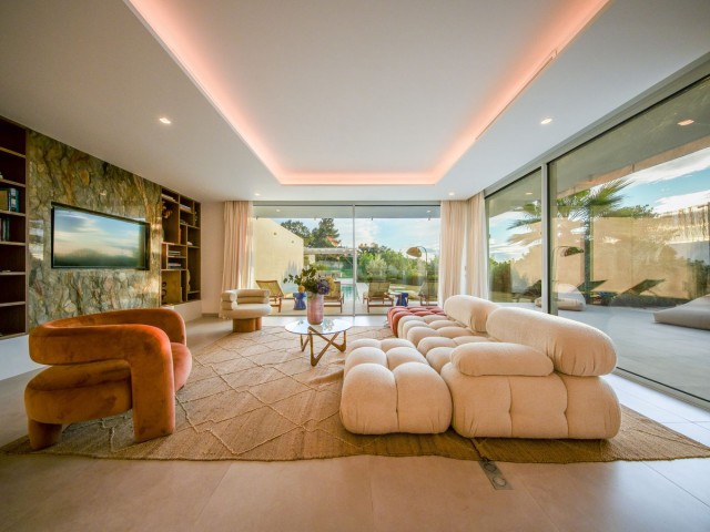 5 Bedrooms Villa in Elviria