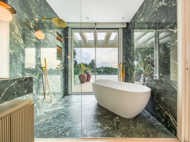 5 Bedrooms Villa in Elviria