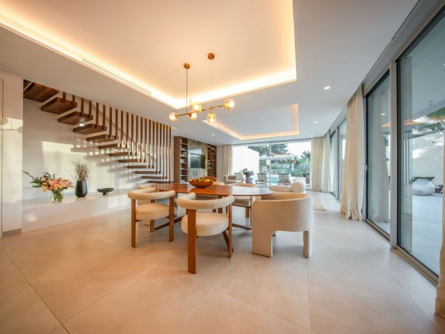 5 Bedrooms Villa in Elviria