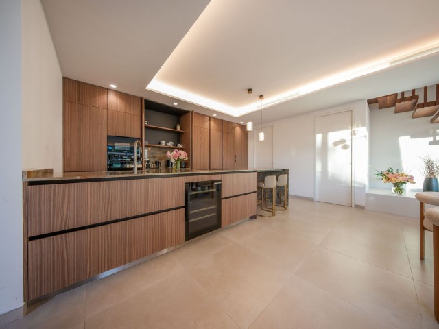 5 Bedrooms Villa in Elviria