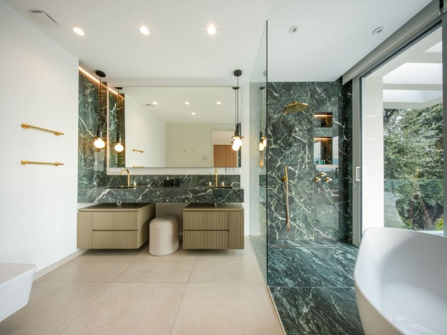 5 Bedrooms Villa in Elviria