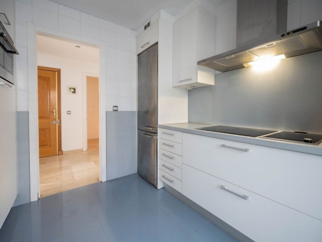 Apartamento con 4 Dormitorios  en Marbella