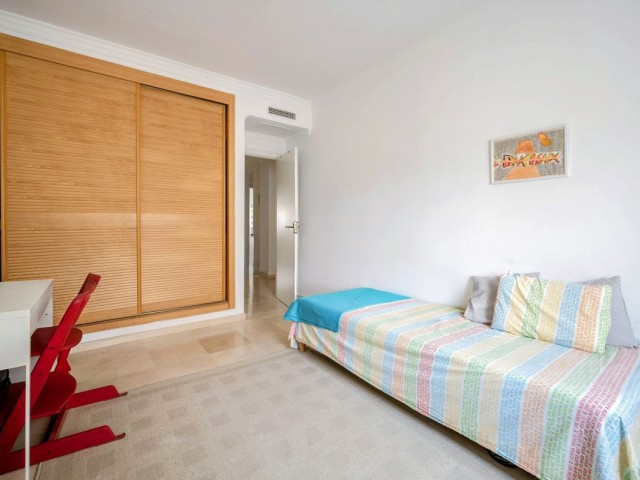 Apartamento con 4 Dormitorios  en Marbella