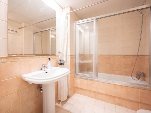 Apartamento con 4 Dormitorios  en Marbella