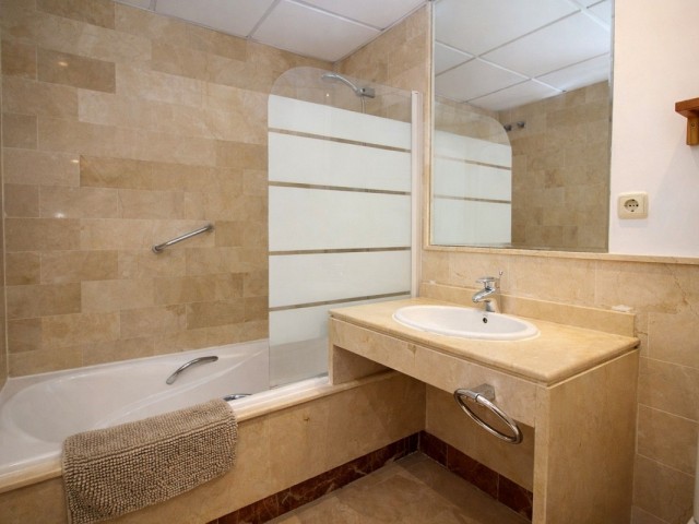 Apartamento con 2 Dormitorios  en Marbella