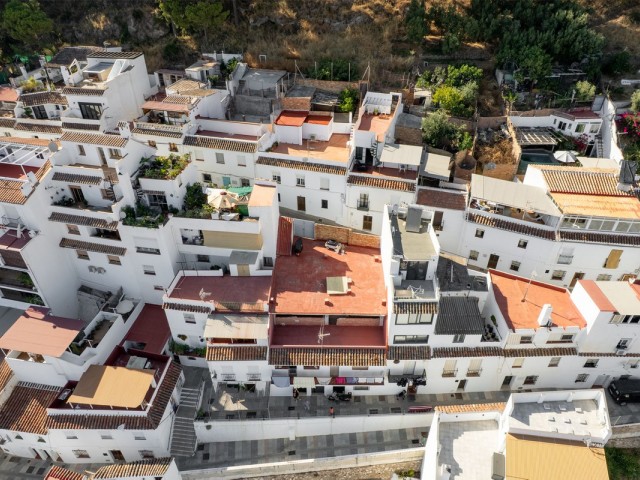 Adosado con 4 Dormitorios  en Mijas