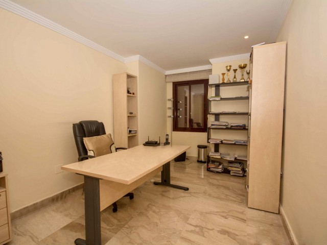 Apartamento con 4 Dormitorios  en Estepona