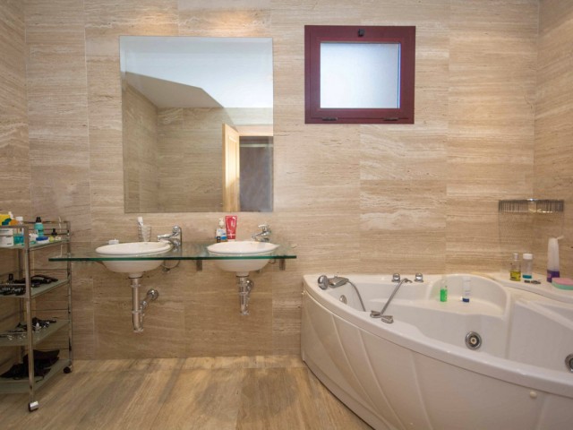 Apartamento con 4 Dormitorios  en Estepona