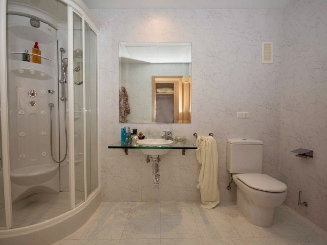 Apartamento con 4 Dormitorios  en Estepona