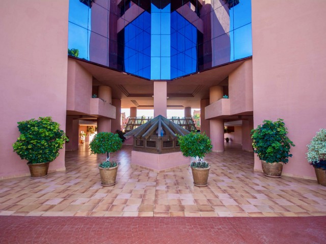 Apartamento con 4 Dormitorios  en Estepona