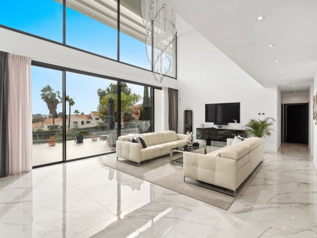 5 Bedrooms Villa in Estepona