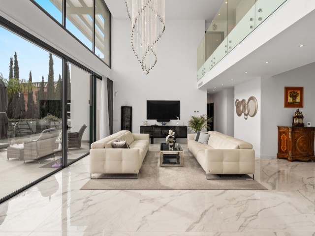 5 Bedrooms Villa in Estepona