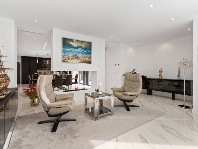 5 Bedrooms Villa in Estepona