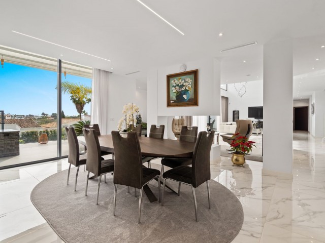 5 Bedrooms Villa in Estepona