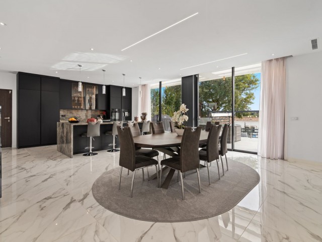 5 Bedrooms Villa in Estepona