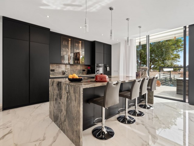 5 Bedrooms Villa in Estepona