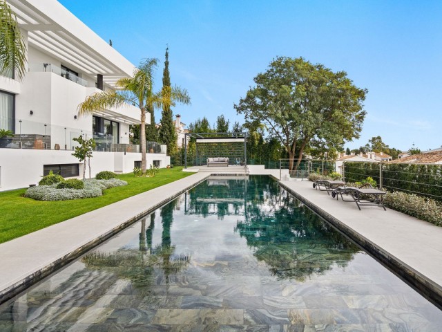 5 Bedrooms Villa in Estepona