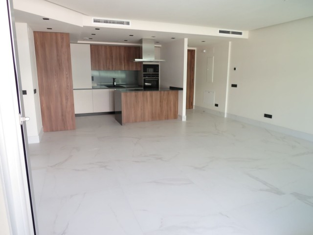 Apartamento con 3 Dormitorios  en San Pedro de Alcántara