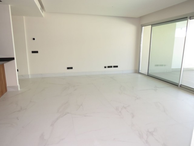 Apartamento con 3 Dormitorios  en San Pedro de Alcántara